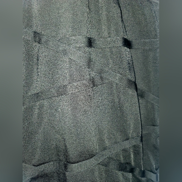 Black off-shoulder body-hugging dress - Picture 3 of 4